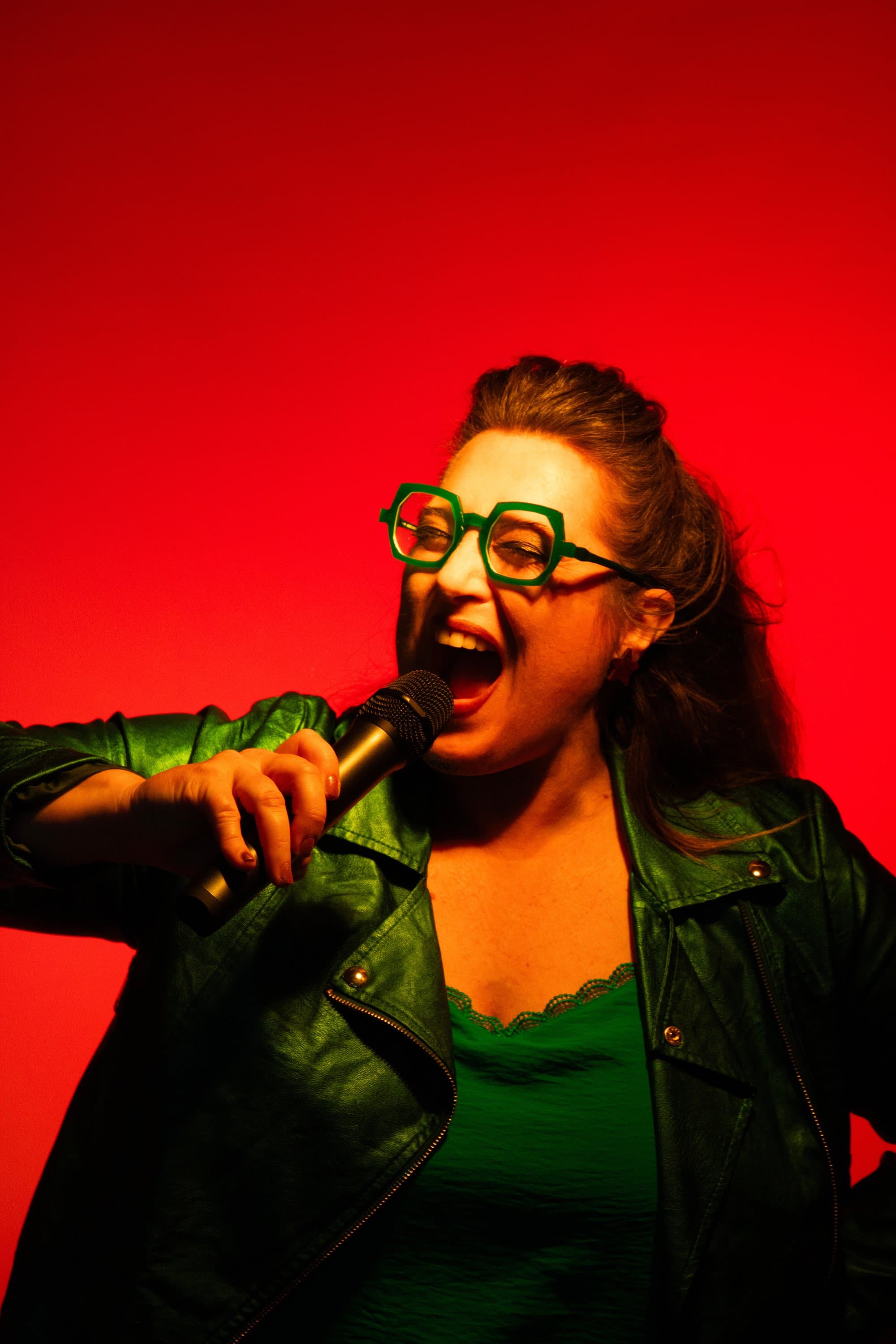 Mélanie Coudert, micro en main, lors d'une soirée sensorielle immersive Volcanique & Pimenté